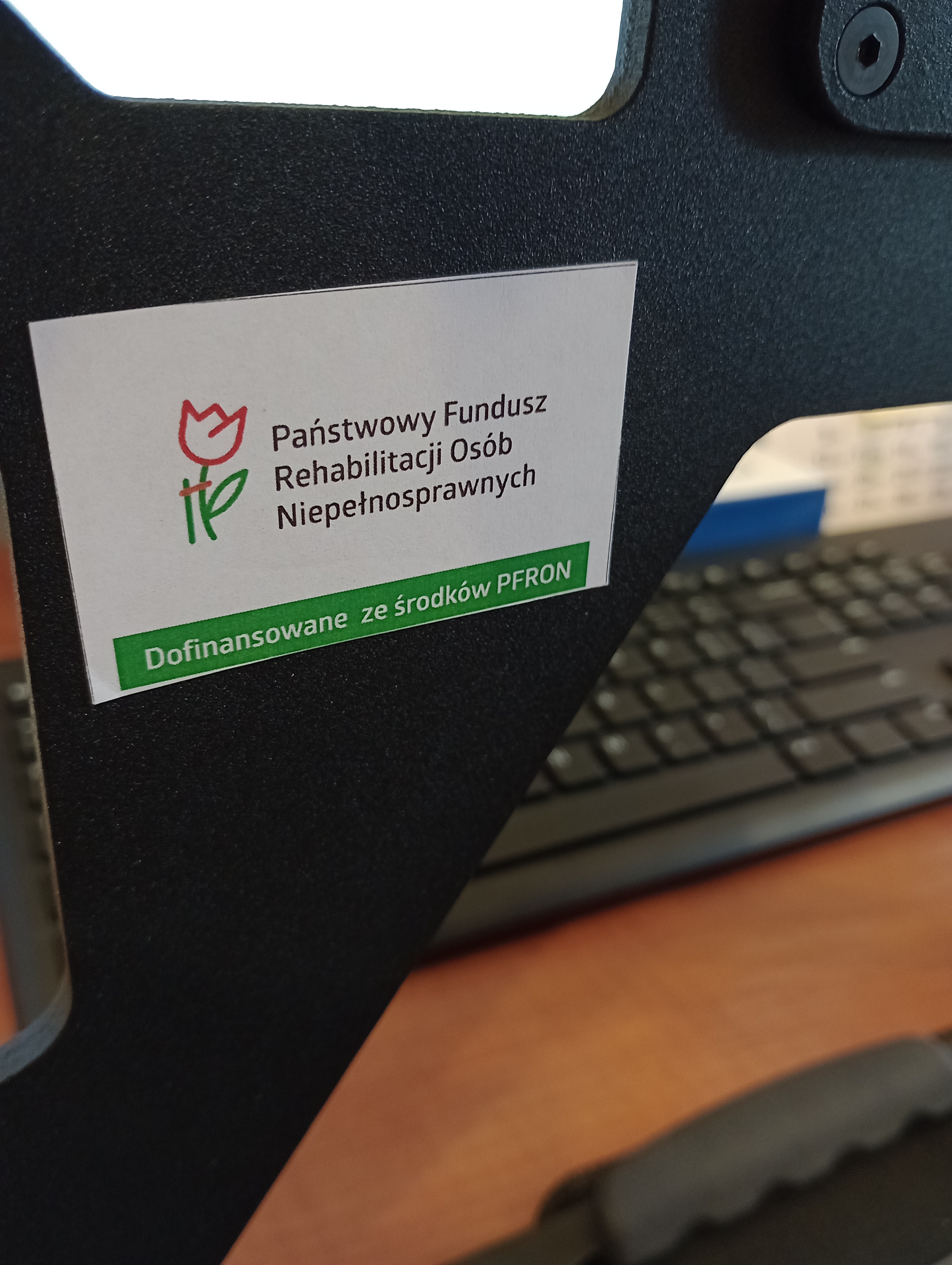 Grafika przedstawia sprzed z naklejką PEFRON-U